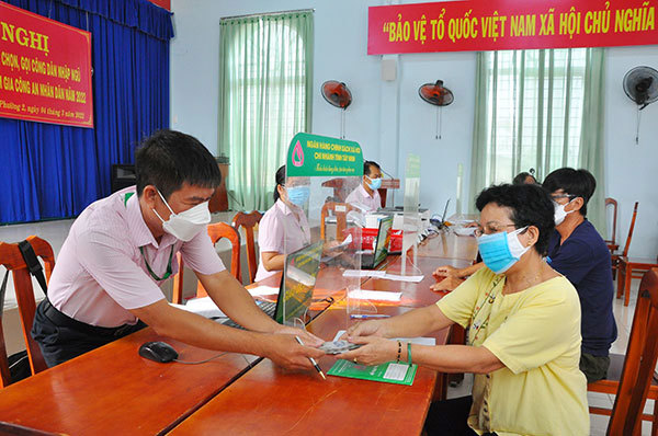 Đặc điểm người vay và hộ gia đình ảnh hưởng đến khả năng tiếp cận tín dụng của phụ nữ nghèo tại tỉnh Tây Ninh.