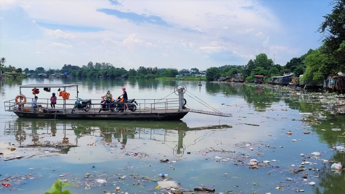 Tình trạng ô nhiễm môi trường tiếp tục diễn biến phức tạp, với nhiều điểm nóng, chất lượng môi trường nhiều nơi suy giảm mạnh. Trong ảnh: Rác trên sông Đồng Nai.