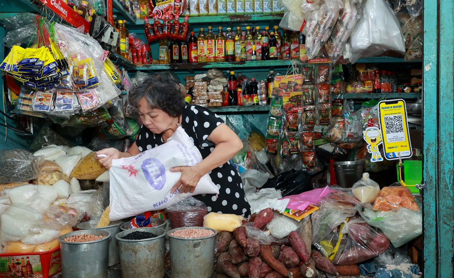 Quầy hàng đồ khô tại chợ Tân Định - TP. Hồ Chí Minh được trang bị mã QR để người mua dễ dàng thanh toán. Ảnh: NAB