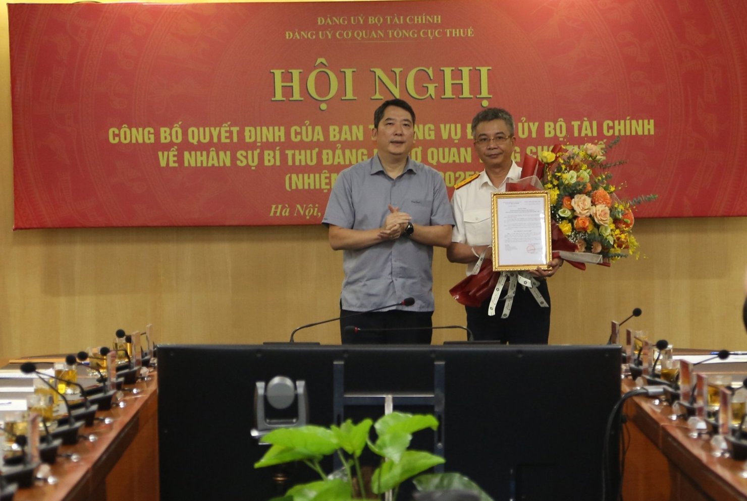 Thứ trưởng Cao Anh Tuấn trao quyết định bổ nhiệm cho quyền Tổng cục trưởng Mai Xuân Thành.