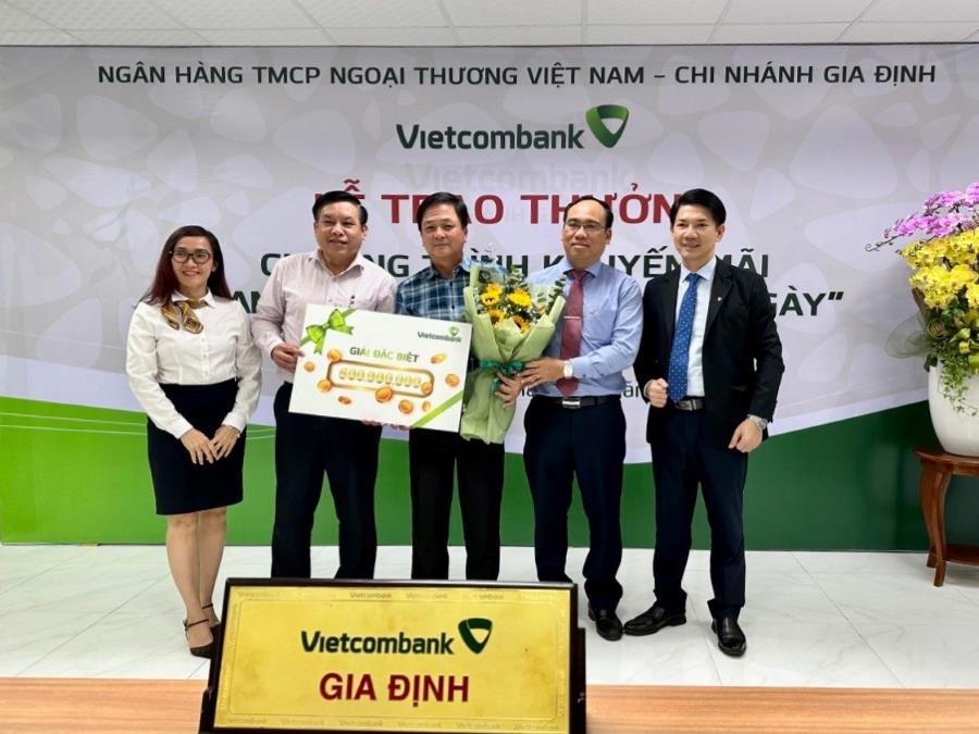 Vietcombank Gia Định trao thưởng cho khách hàng Nguyễn Công Thuận