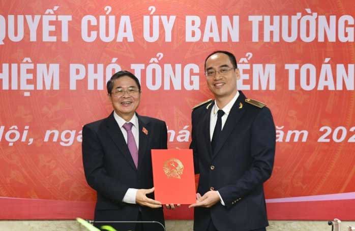 Phó Chủ tịch Quốc hội Nguyễn Đức Hải trao quyết định cho tân  Phó Tổng Kiểm toán Nhà nước Bùi Quốc Dũng.