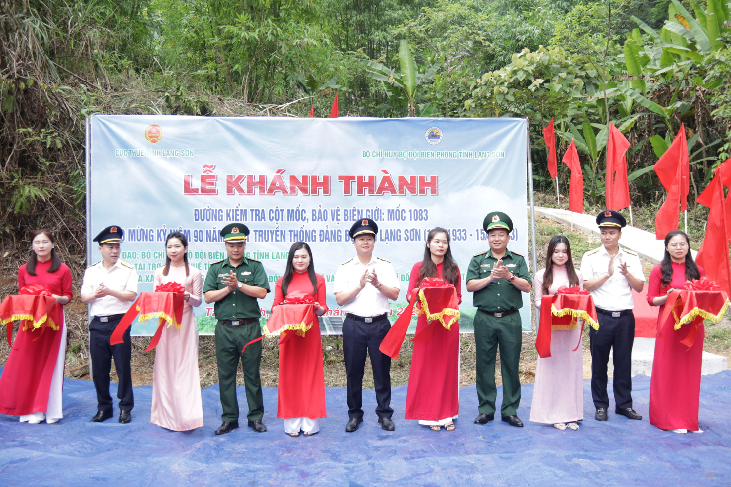 Đại diện Cục Thuế Lạng Sơn và Bộ đội biên phòng tỉnh Lạng Sơn cắt băng khánh thành, gắn biển bàn giao công trình đường lên cột mốc 1083.