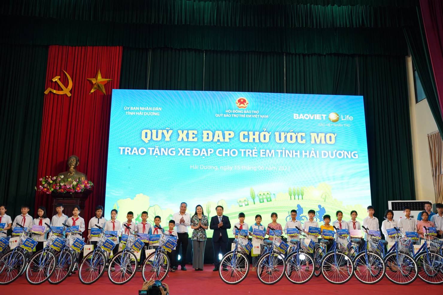 Bảo Việt trao tặng xe đạp cho trẻ em hiếu học tỉnh Hải Dương.