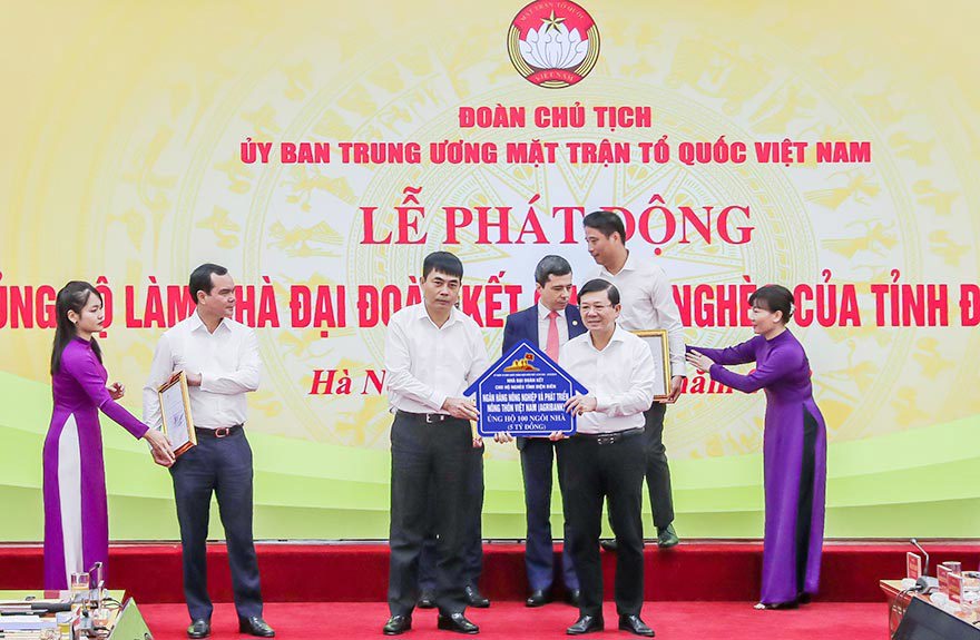 Đồng chí Nguyễn Minh Phương - Thành viên HĐTV Agribank trao ủng hộ 05 tỷ đồng để xây dựng 100 ngôi nhà Đại đoàn kết tại tỉnh Điện Biên
