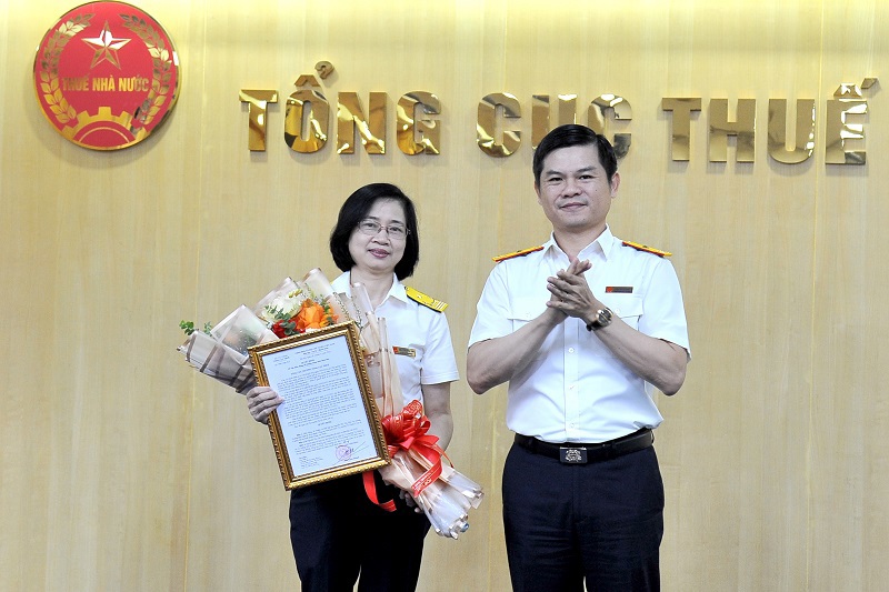 Phó Tổng cục trưởng Vũ Chí Hùng trao Quyết định điều động, bổ nhiệm bà Nguyễn Thu Trà.