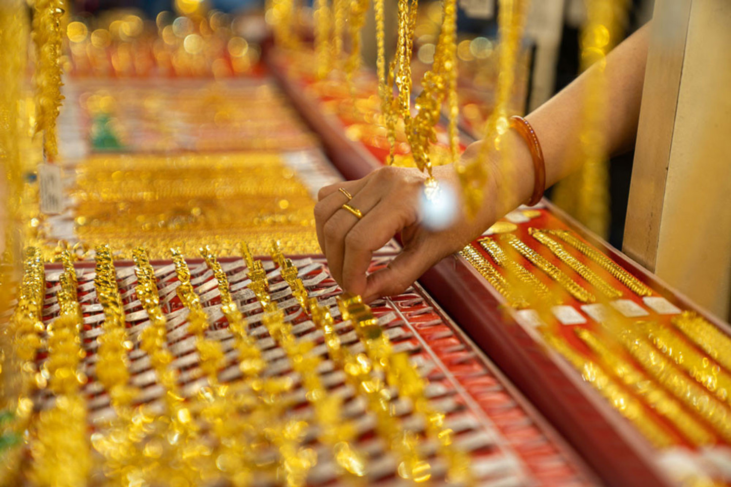 Giá vàng miếng đang được giao dịch ở ngưỡng 66,5 – 67,03 triệu đồng/lượng, tăng 30 nghìn đồng/lượng chiều mua vào và 100 nghìn đồng/lượng chiều bán ra.