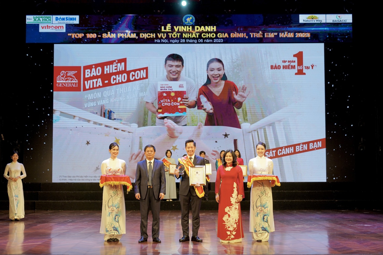 Đại diện Generali Việt Nam nhận giải thưởng “Top 100 sản phẩm dịch vụ tốt nhất cho gia đình và trẻ em”.