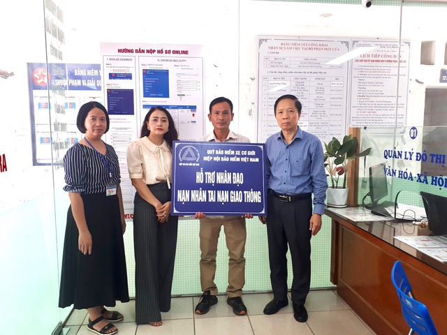 Đại diện Quỹ Bảo hiểm xe cơ giới trao hỗ trợ nhân đạo cho gia đình nạn nhân Lê Quốc Khánh.