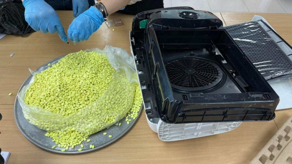 Hiện vật ma túy tổng hợp được cất giấu trong máy lọc không khí bị Hải quan cửa khẩu sân bay quốc tế Nội Bài bắt giữ.