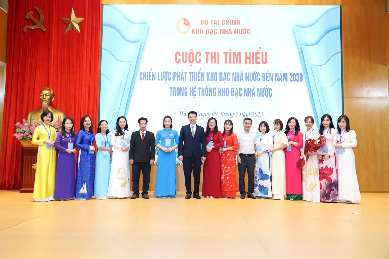 Tổng Giám đốc KBNN Trần Quân cùng các thí sinh tham gia vòng chung kết.