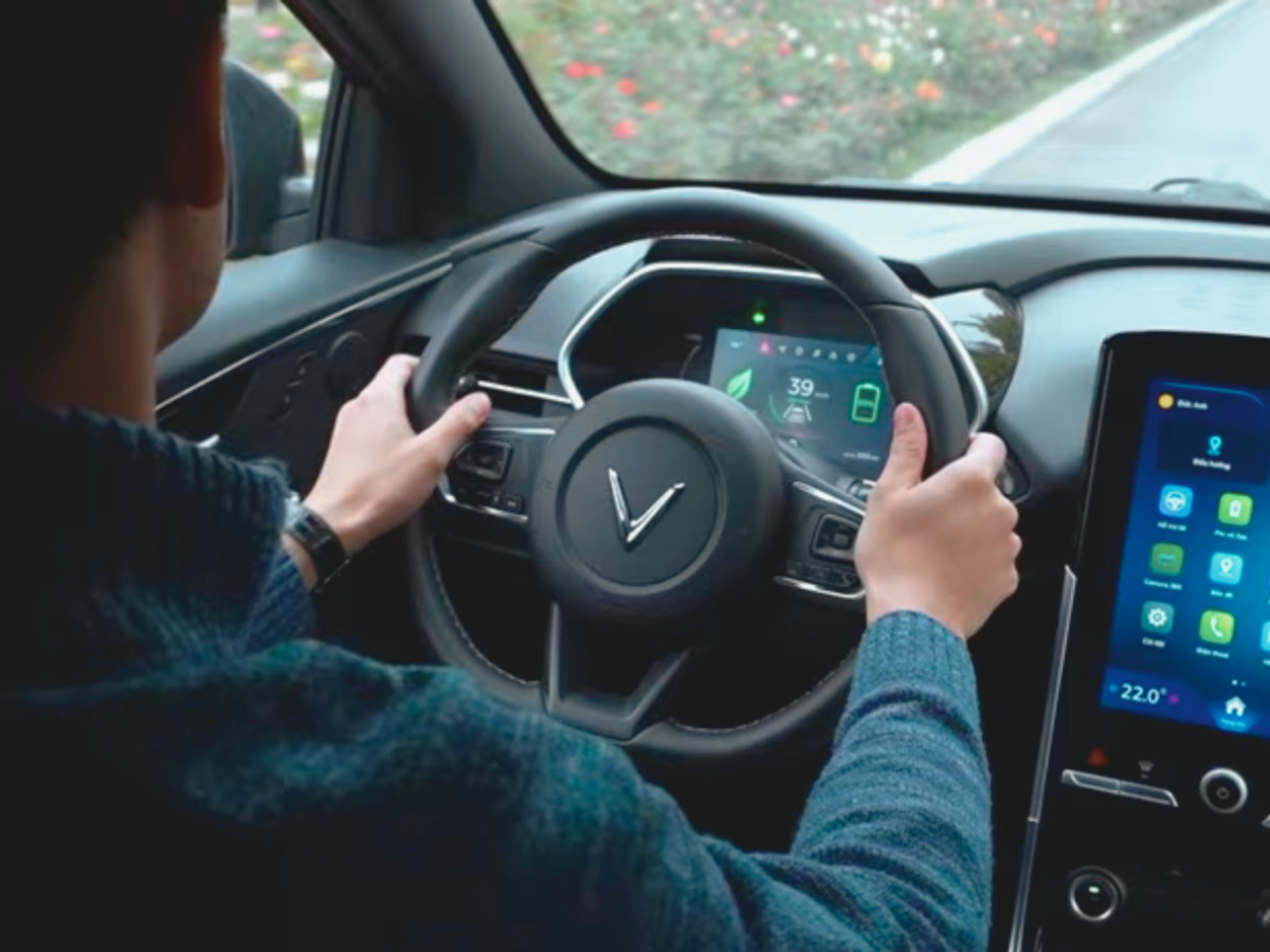 Với sự hỗ trợ đắc lực của Trợ lý ảo VinFast, người lái có thể thực hiện nhiều tác vụ ngay trên xe thông qua giọng nói. Ảnh: Vinfast