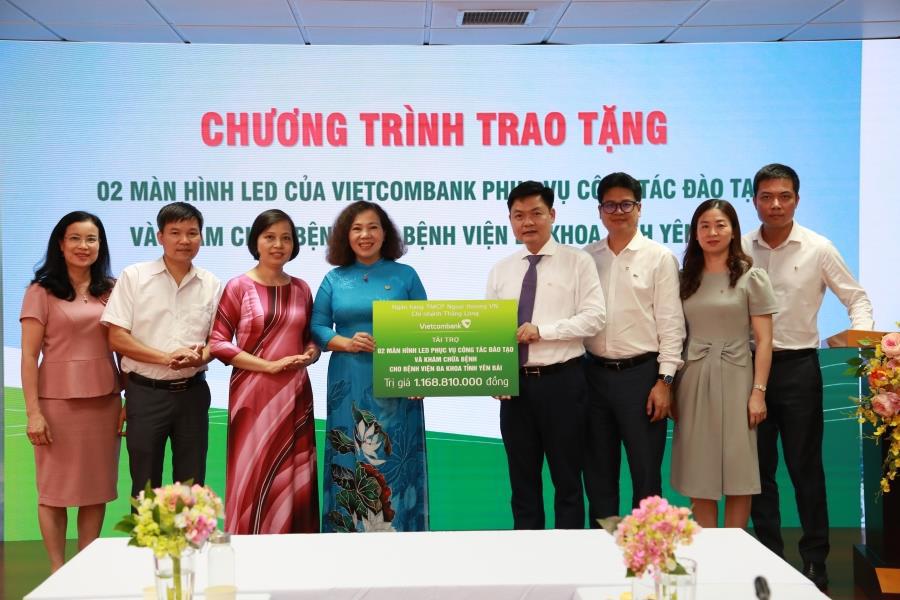 Ông Nguyễn Danh Phương Giám đốc Vietcombank Thăng Long (thứ 4 từ phải sang) trao tặng biểu trưng 02 màn hình led cho lãnh đạo Bệnh viện đa khoa tỉnh Yên Bái