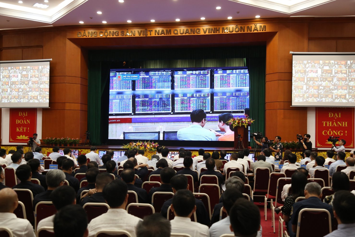 Các đại biểu tại Hội nghị xem video về kết quả của thị trường chứng khoán 6 tháng đầu năm.