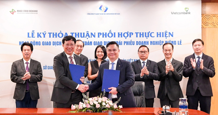 Ông Nguyễn Thanh Tùng – Tổng Giám đốc Vietcombank (bên phải) và ông Dương Văn Thanh – Tổng Giám đốc VSDC ký kết thỏa thuận phối hợp
