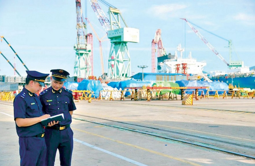 Công chức Cục Hải quan Khánh Hòa khảo sát hoạt động tại cảng Nhà máy tàu biển Huyndai- Vinashin. Ảnh: internet