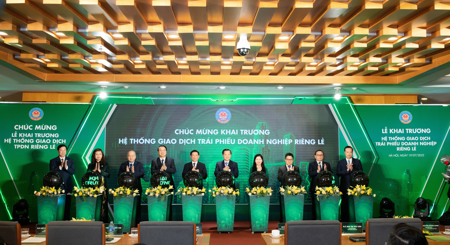 Phó Thủ tướng Lê Minh Khái, Bộ trưởng Hồ Đức Phớc cùng các đại biểu bấm nút khai trương hệ thống trái phiếu doanh nghiệp riêng lẻ.