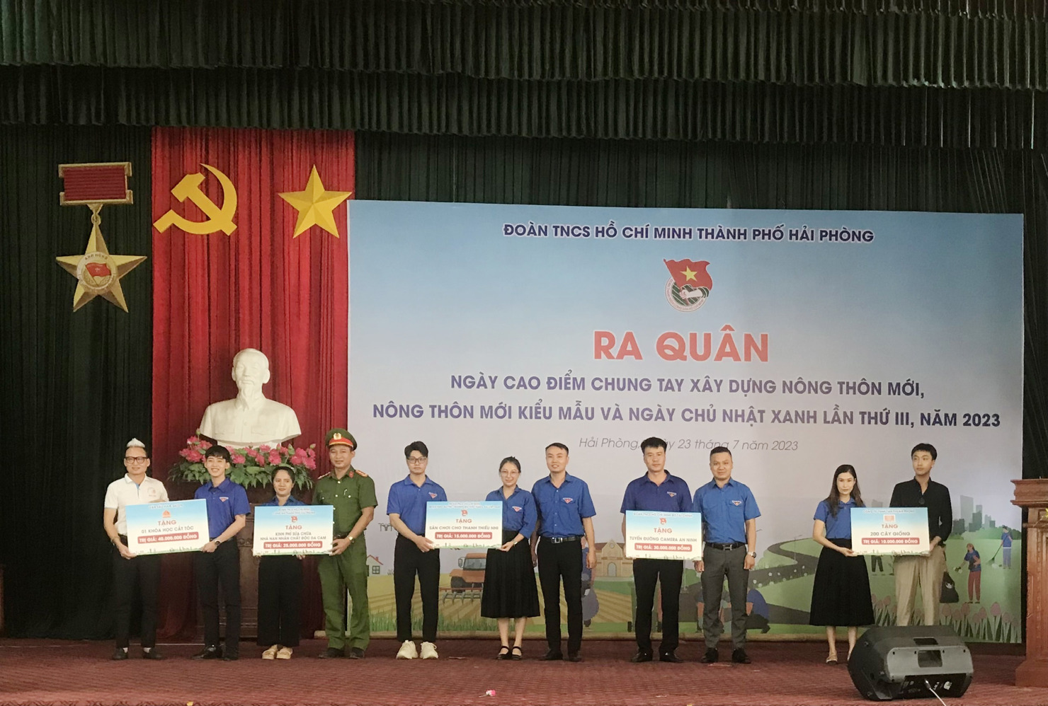 Bí thư Đoàn Thanh niên Bộ Tài chính Lê Đôn trao tặng kinh phí hỗ trợ công trình thanh niên.