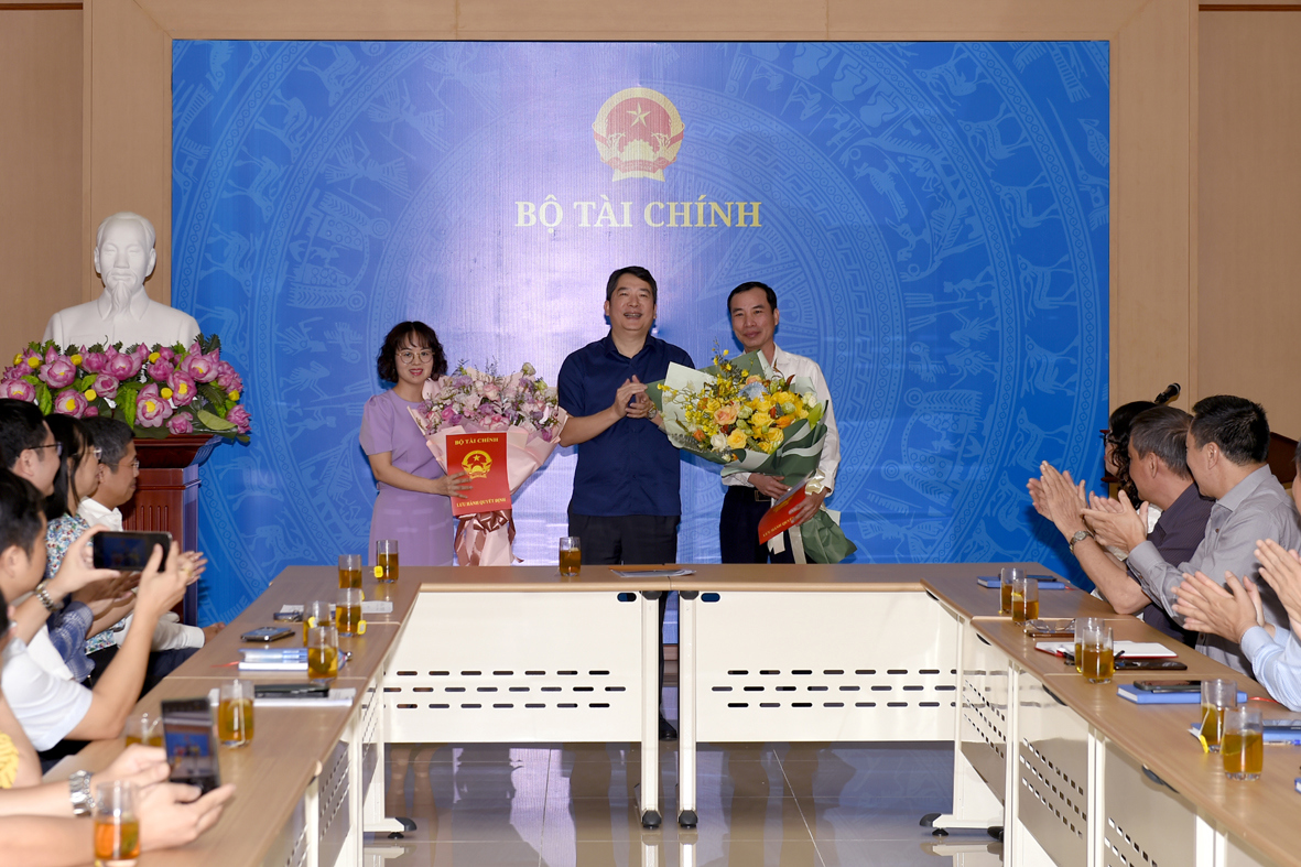 Thay mặt Ban Cán sự Đảng, Lãnh đạo Bộ Tài chính, Thứ trưởng Cao Anh Tuấn trao Quyết định và chúc mừng ông Ngô Chí Tùng và bà Lê Thị Hạnh.