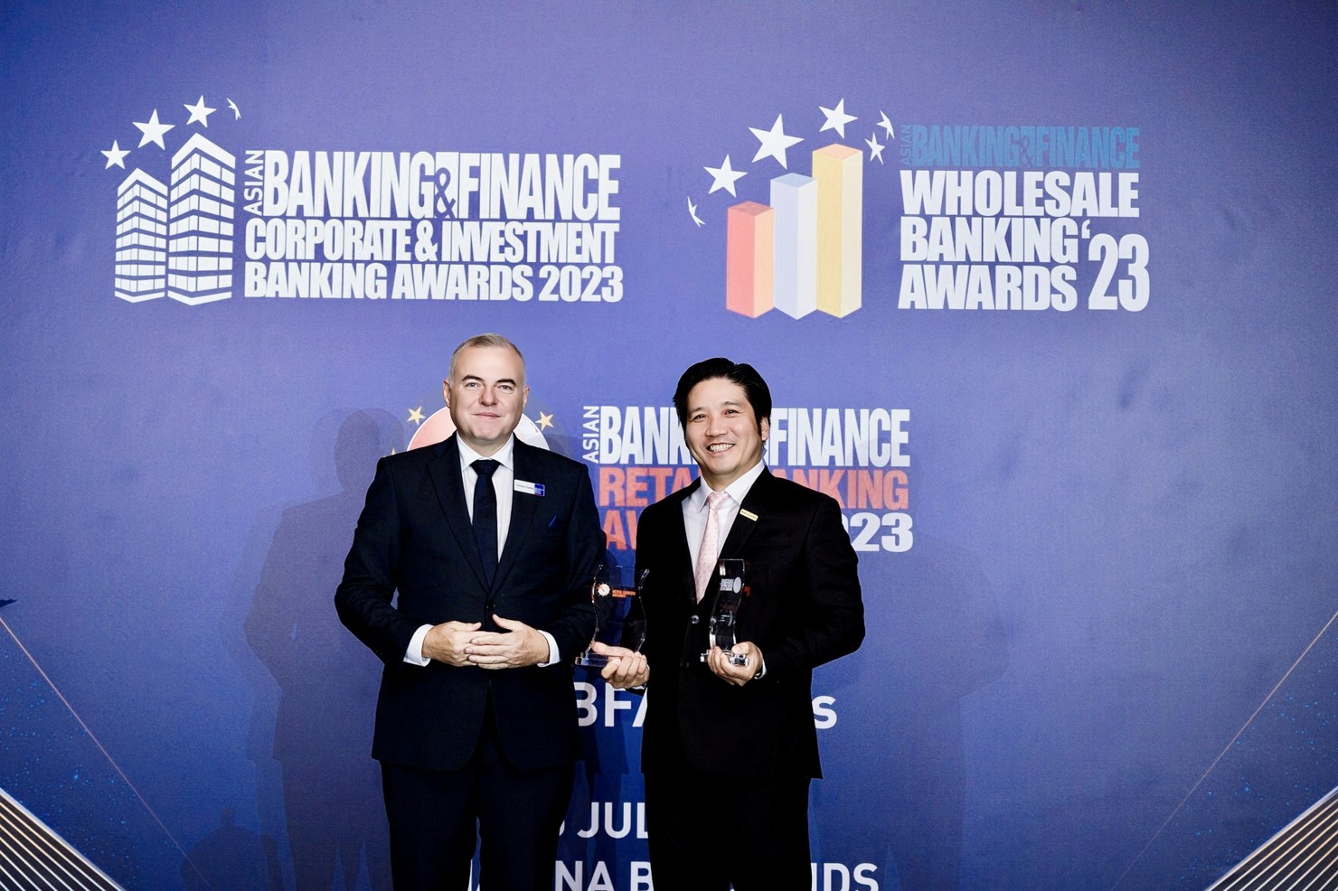 Đại diện Nam A Bank nhận giải thưởng từ ABF. Ảnh: Nam A Bank