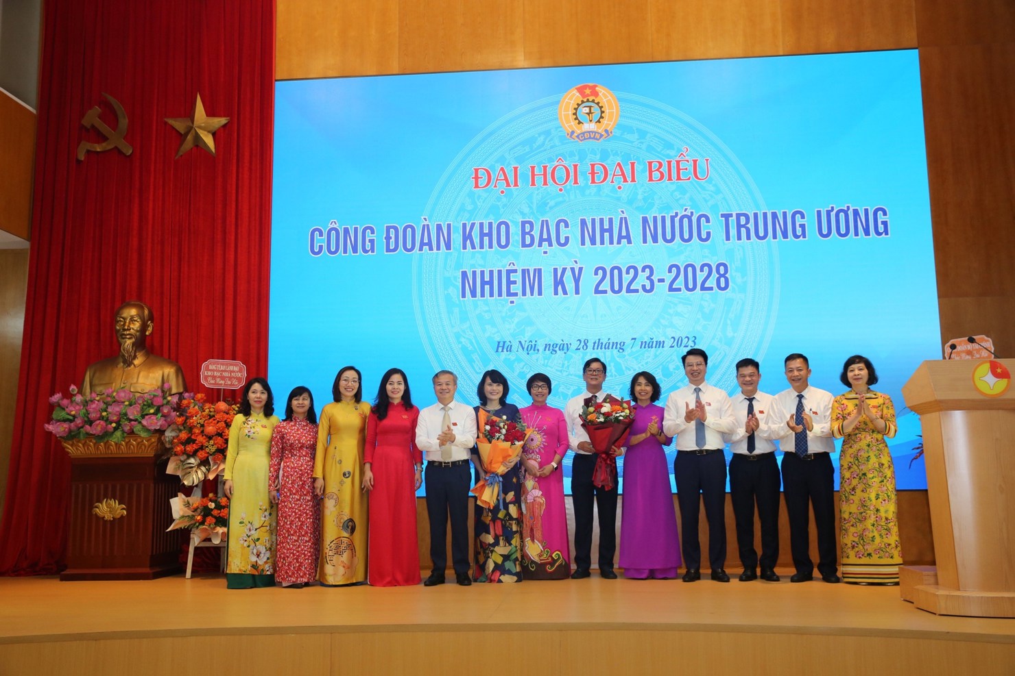 Ông Trần Quân - Tổng giám đốc KBNN Trung ương tặng hoa chúc mừng Ban Chấp hành KBNN Trung ương nhiệm kỳ 2023-2028