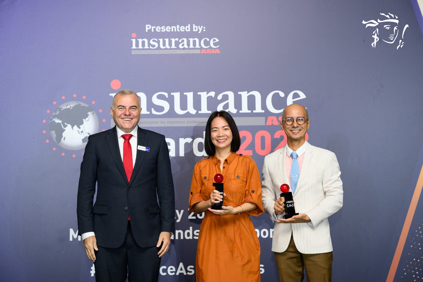 Đại diện Prudential Việt Nam nhận giải thưởng kép tại Lễ trao giải Insurance Asia Awards lần thứ 8.