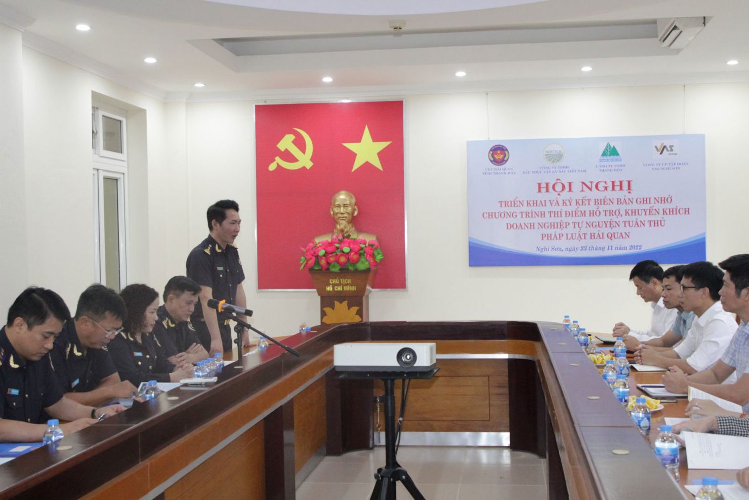 Công chức Chi cục Hải quan Cửa khẩu cảng Nghi Sơn thực hiện nghiệp vụ
