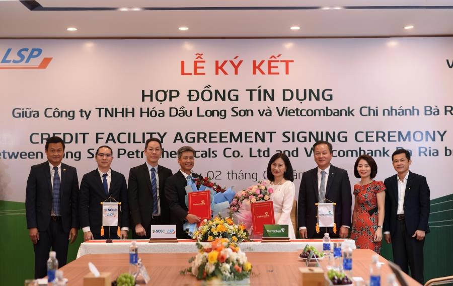 Ông Kulachet - Tổng giám đốc Công ty TNHH Hóa dầu Long Sơn và bà Nguyễn Thị Thiên Hương - Giám đốc Vietcombank Bà Rịa thực hiện nghi thức ký kết