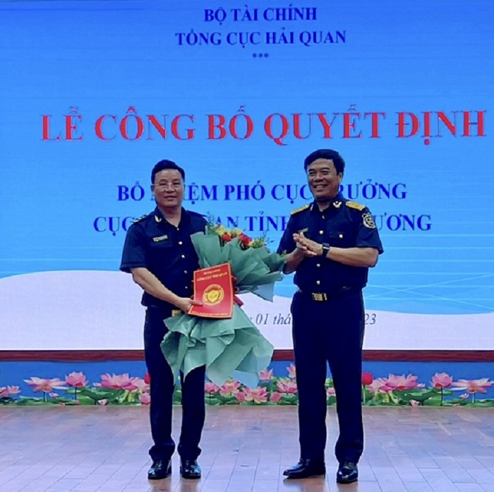 Phó Tổng cục trưởng Tổng cục Hải quan Nguyễn Văn Thọ trao quyết định bổ nhiệm Phó Cục trưởng Cục Hải quan Bình Dương cho ông Tống Quốc Thịnh.