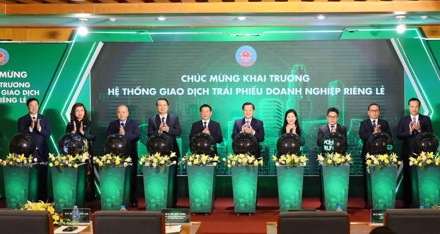 Phó Thủ tướng Lê Minh Khái, Bộ trưởng Bộ Tài chính Hồ Đức Phớc cùng các đại biểu bấm nút khai trương Hệ thống giao dịch trái phiếu doanh nghiệp riêng lẻ tại HNX.