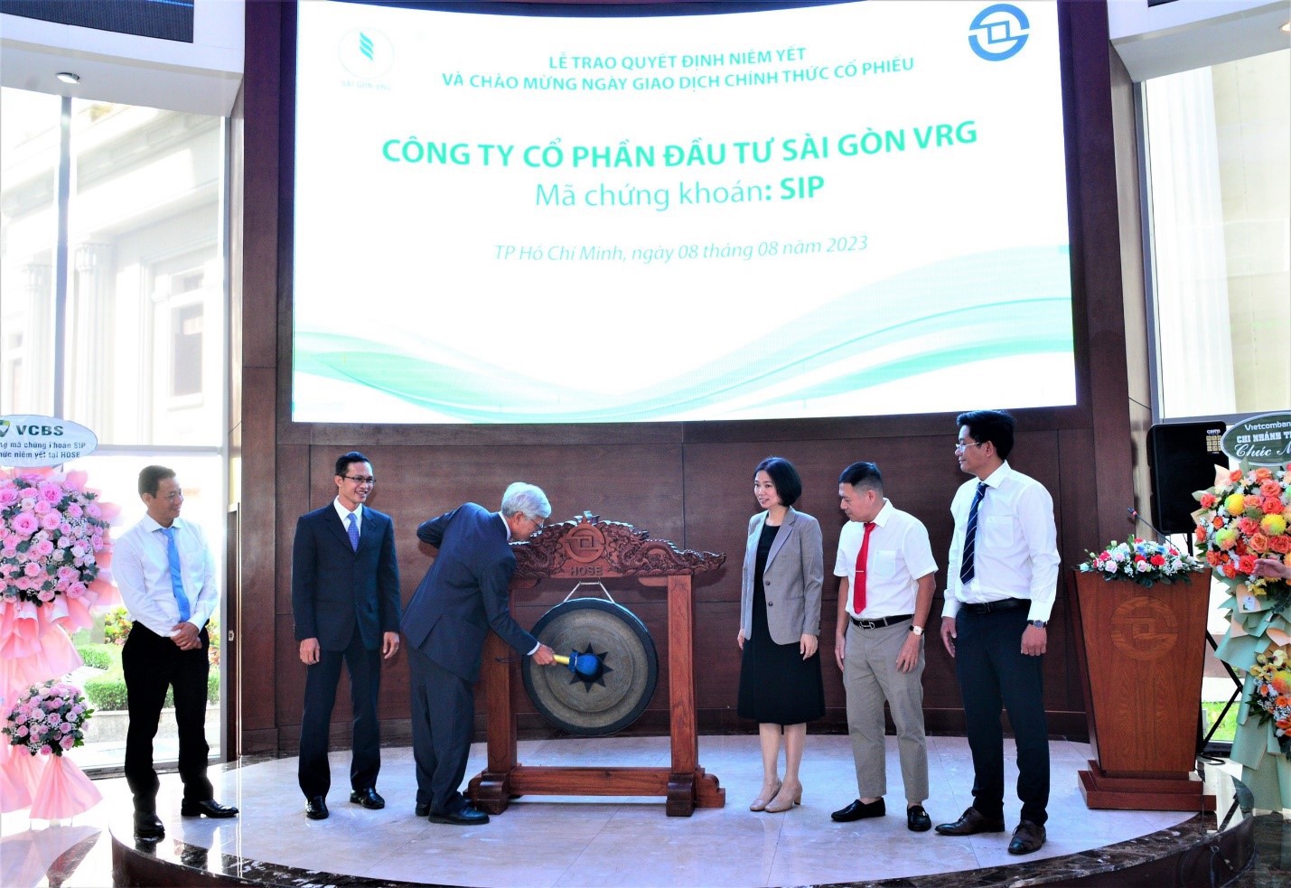 Lễ trao quyết định niêm yết và đưa hơn 90 triệu cổ phiếu của Công ty Cổ phần Đầu tư Sài Gòn VRG lên giao dịch trên sàn chứng khoán.