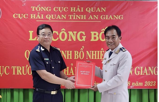 Cục trưởng Trần Quốc Hoàn trao Quyết định bổ nhiệm chức vụ Phó Cục trưởng Cục Hải quan An Giang cho ông Lưu Tuấn Bình.