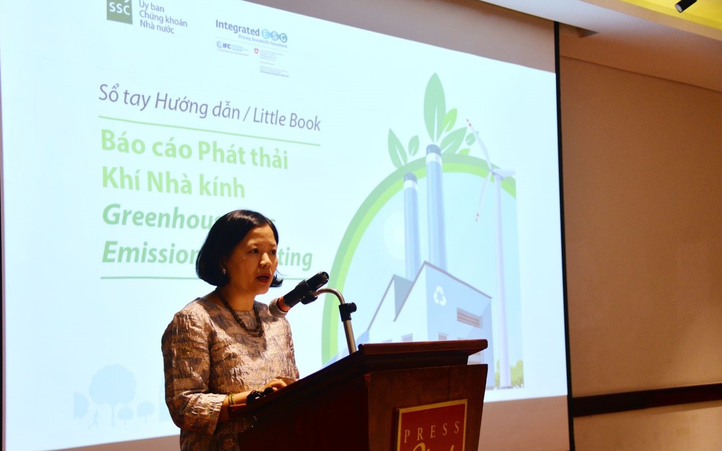Bà Nguyễn Thiên Hương - Phụ trách chương trình Tư vấn phát triển bền vững của IFC phát biểu tại buổi ra mắt Sổ tay.