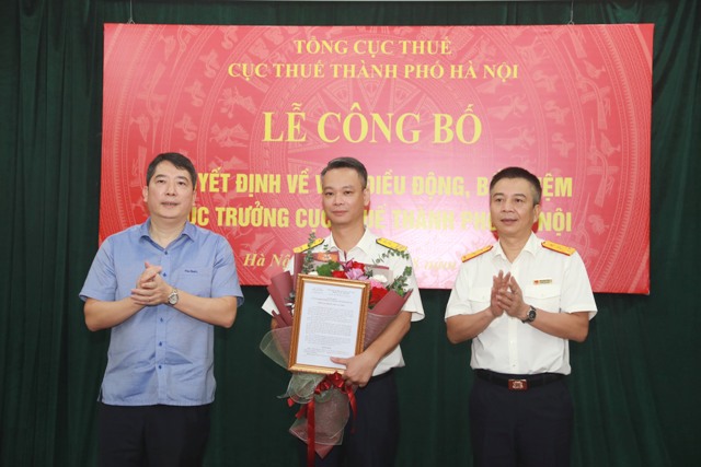 Thứ trưởng Bộ Tài chính Cao Anh Tuấn  và Quyền Tổng cục trưởng Tổng cục Thuế  Mai Xuân Thành trao Quyết định và tặng hoa cho tân Cục trưởng Cục Thuế Hà Nội. 
