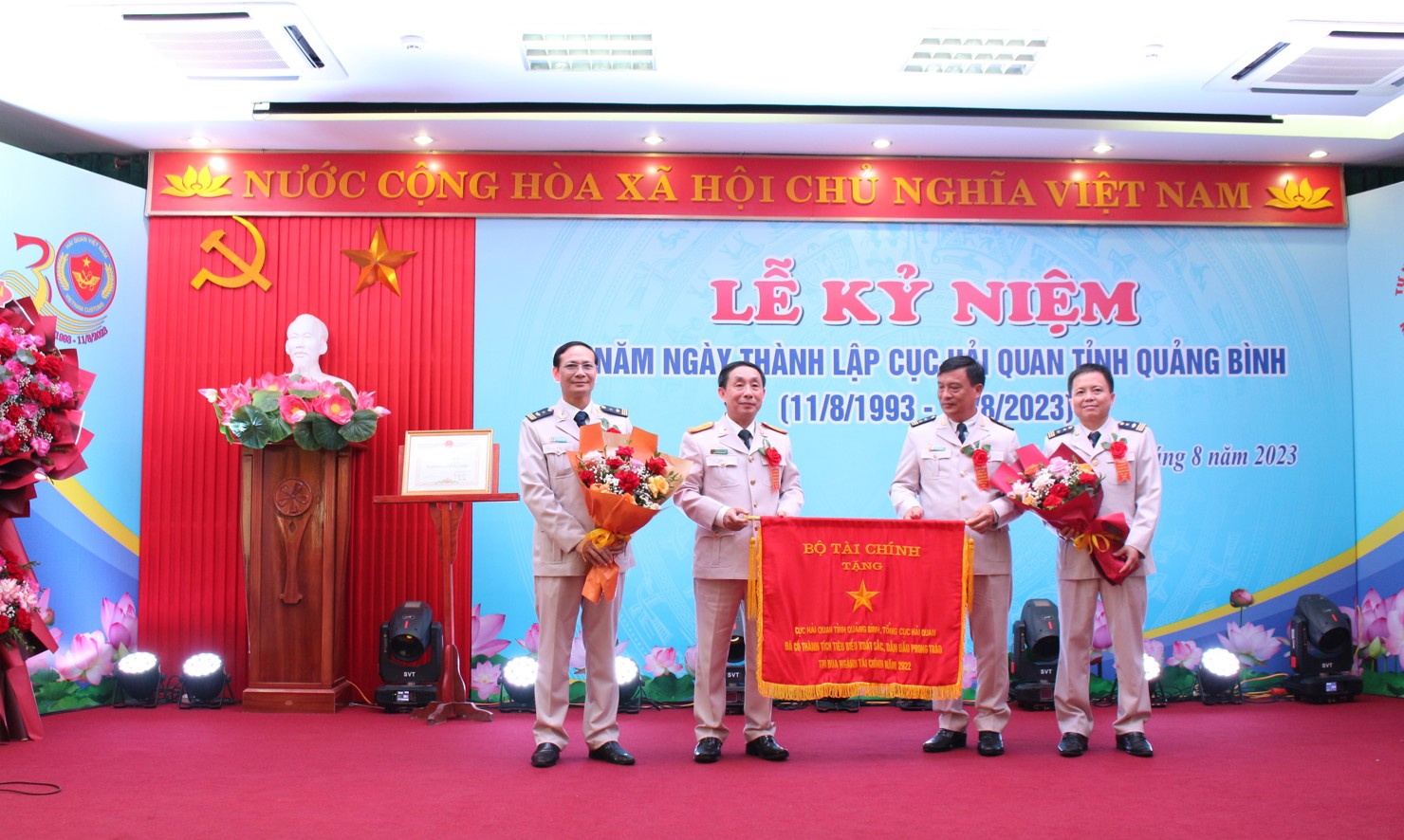 Thừa ủy quyền của Bộ trưởng Bộ Tài chính, Phó Tổng cục trưởng Tổng cục Hải quan Hoàng Việt Cường đã trao tặng Cờ thi đua của Bộ trưởng Bộ Tài chính cho Cục Hải quan Quảng Bình.