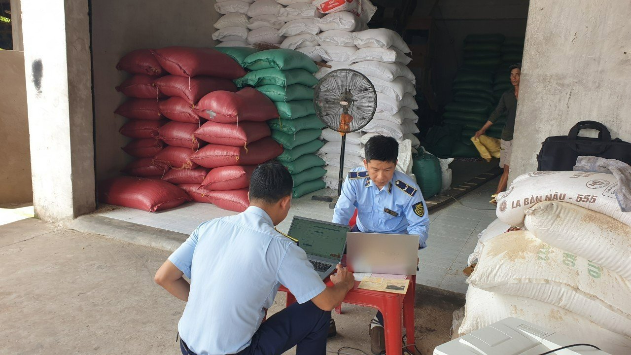 Đoàn kiểm tra Đội QLTT số 1 kiểm tra mặt hàng gạo tại cơ sở kinh doanh