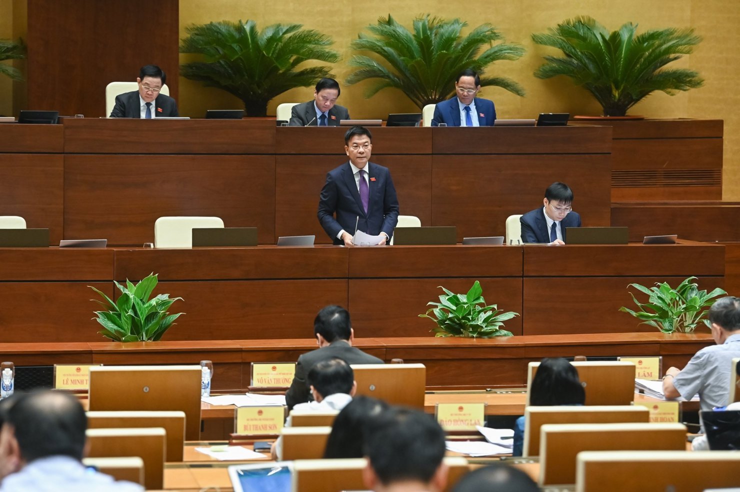 Bộ trưởng Lê Thành Long trả lời chất vấn của các đại biểu tại Phiên họp.