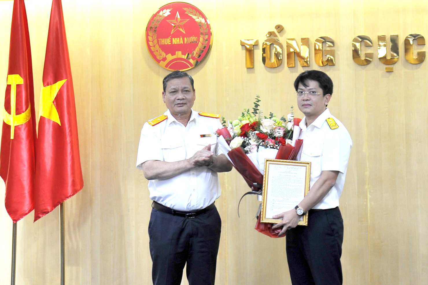 Phó Tổng cục trưởng Phi Vân Tuấn trao Quyết định bổ nhiệm Phó Chánh Văn phòng cho ông Nguyễn Tiến Quỳnh. Ảnh: TCT.