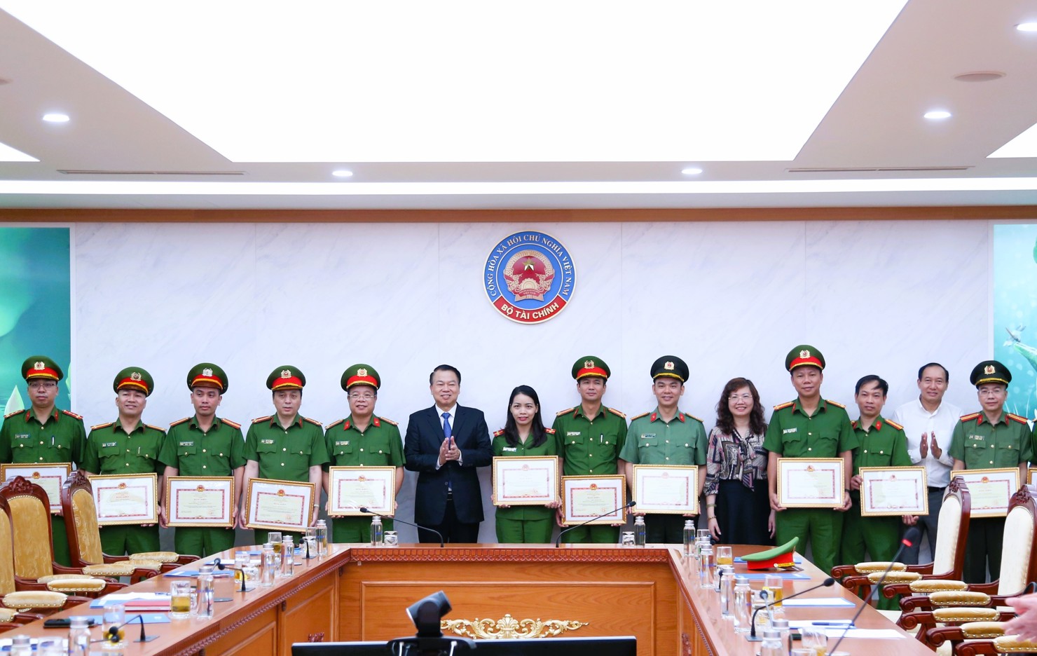 Thứ trưởng Nguyễn Đức Chi trao tặng Bằng khen của Bộ trưởng Bộ Tài chính cho các tập thể, cá nhân thuộc Bộ Công an.