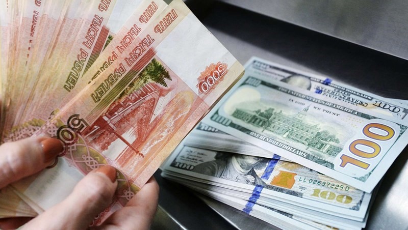 Đồng tiền của Nga đã mất gần 40% giá trị trong năm nay do xung đột với Ukraine gây thiệt hại nặng nề.