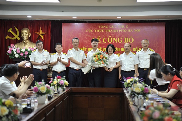 Ban Lãnh đạo Cục Thuế Hà Nội tặng hoa, chúc mừng các đồng chí Tân Phó Cục trưởng.
