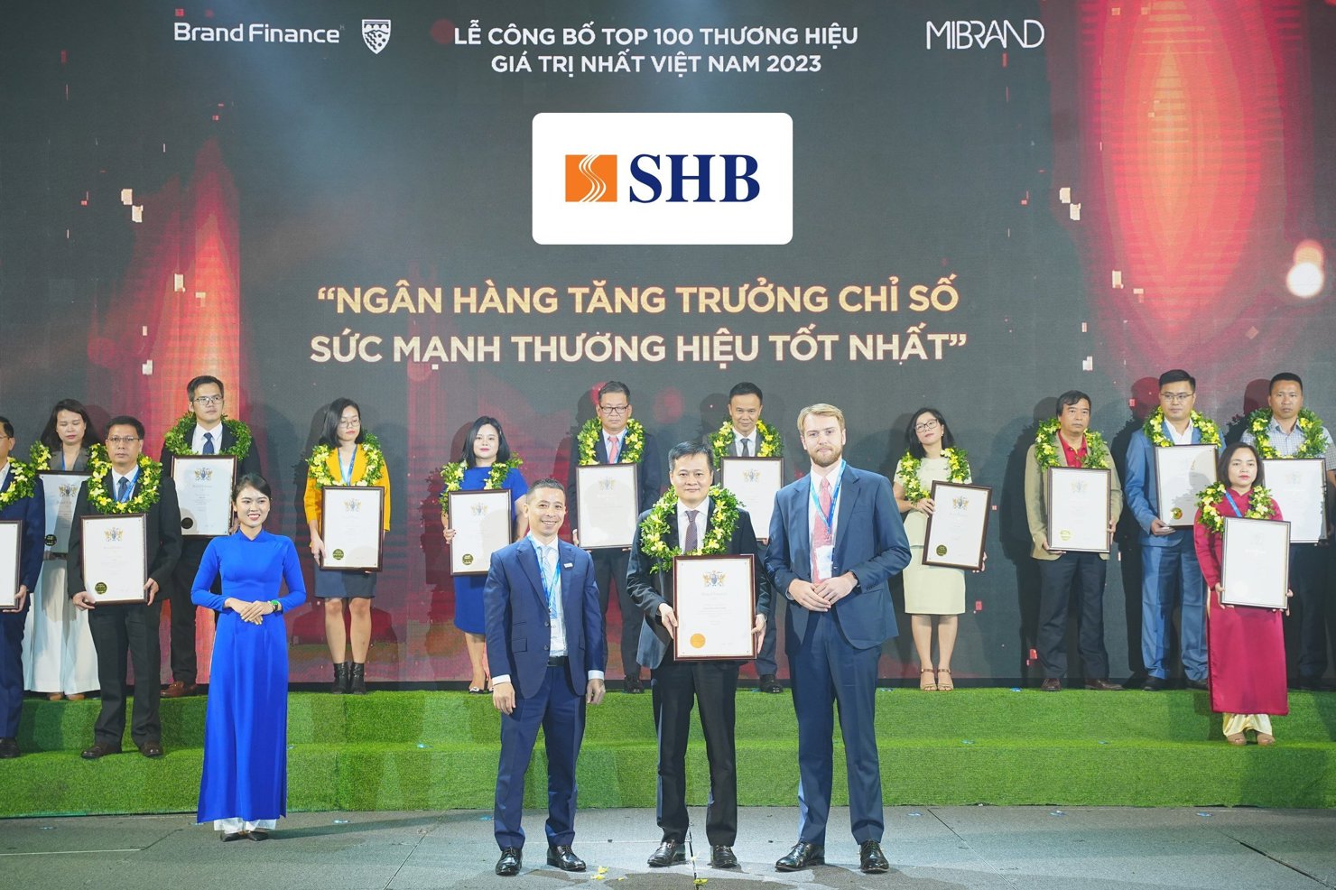Ông Đinh Ngọc Dũng – Phó Giám đốc phụ trách Khối Ngân hàng doanh nghiệp đại diện SHB nhận giải thưởng.