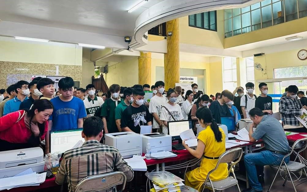 Thí sinh nộp hồ sơ đăng ký xét tuyển vào Trường Đại học Kinh doanh và Công nghệ Hà Nội năm 2023 (ảnh: Hạnh Trần)
