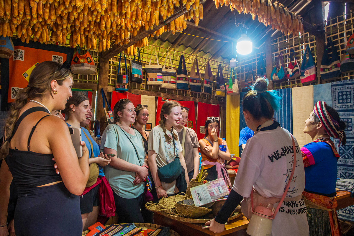 Du khách tham quan và trải nghiệm nghề dệt lanh truyền thống đồng bào Mông ở xã Lùng Tám, huyện Quảng Bạ, tỉnh Hà Giang. Nguồn: vnexpress.net 