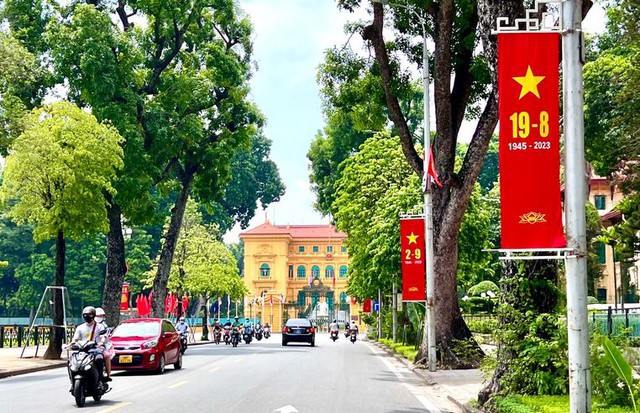 Thủ đô Hà Nội hôm nay rực rỡ sắc màu cờ hoa, băng rôn, khẩu hiệu chào mừng 78 năm Ngày Cách mạng Tháng 8 và Quốc khánh mùng 2/9.