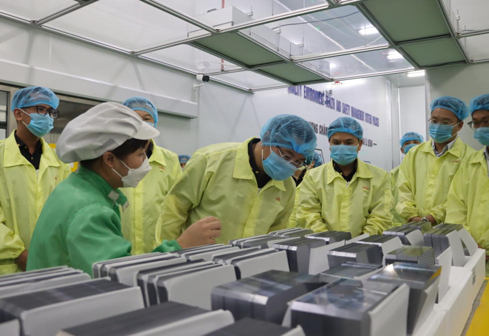 Đoàn công tác Cục Hải quan Bắc Ninh thăm quan dây chuyền sản xuất của Công ty TNHH Khoa học kỹ thuật năng lượng mặt trời Boviet.