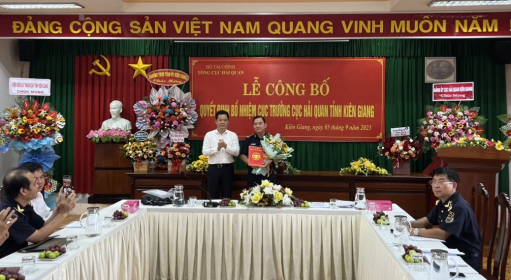 Ông Lê Quốc Anh - Phó Chủ tịch UBND tỉnh Kiên Giang trao quyết định và tặng hoa chúc mừng Cục trưởng Cục Hải quan Kiên Giang Trương Minh An. Ảnh: HQ