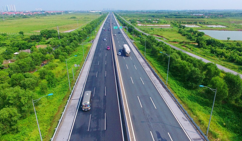Thủ tướng Chính phủ giao Bộ Giao thông vận tải khẩn trương xây dựng và ban hành Quy chuẩn thiết kế đường bộ cao tốc làm căn cứ để huy động vốn đầu tư xây dựng đường bộ cao tốc.