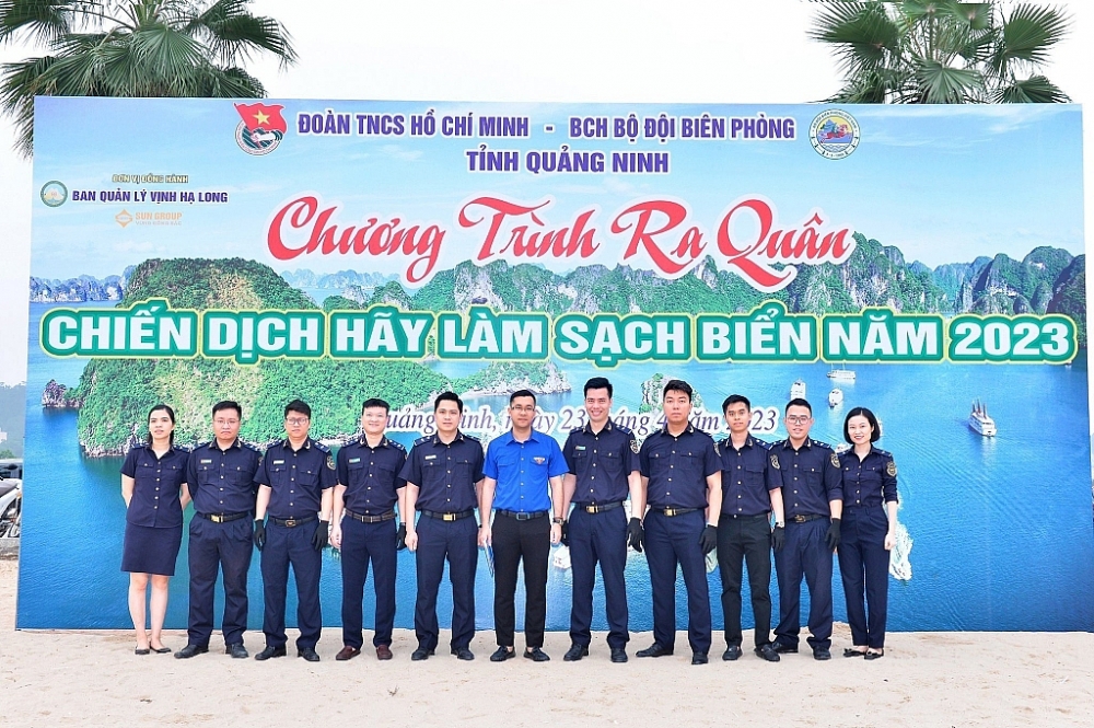 Cán bộ, công chức Cục Hải quan Quảng Ninh tham gia chiến dịch "Làm sạch biển năm 2023".
