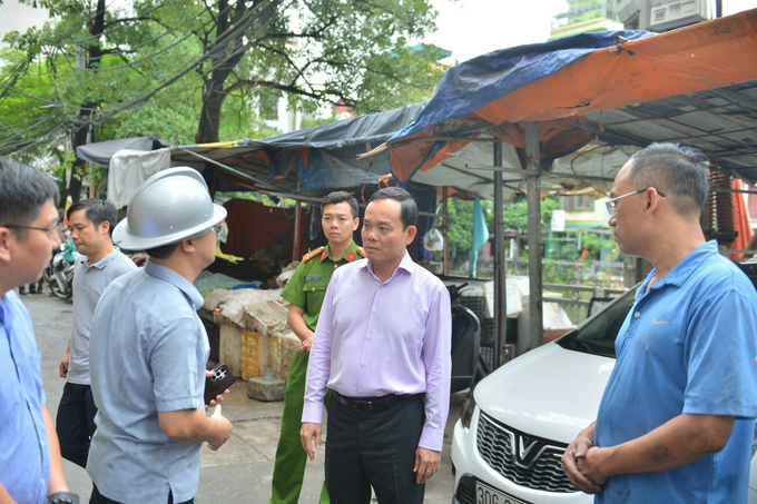 Phó Thủ tướng Trần Lưu Quang kiểm tra tại hiện trường, chỉ đạo khắc phục hậu quả vụ cháy chung cư mini và thăm hỏi, động viên gia đình nạn nhân. Ảnh: Hà Nội mới.